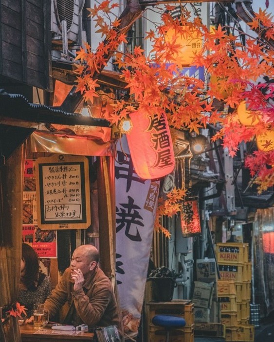 Japan straat met oude man