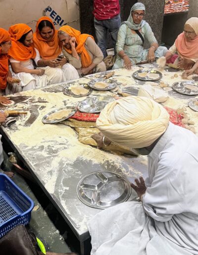vrouwen die werken in een moskee in india